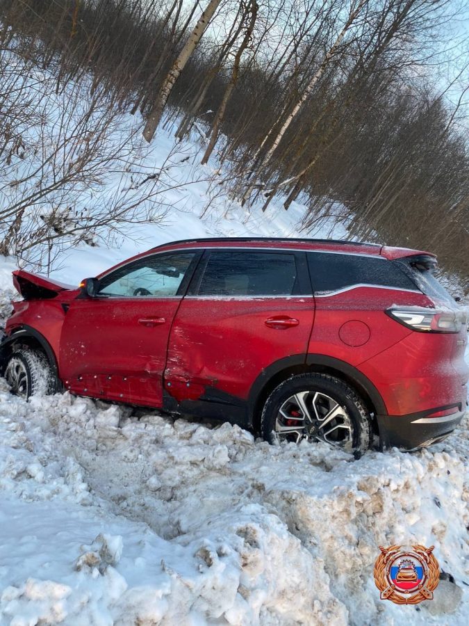 На трассе в Тверской области столкнулись две иномарки, есть пострадавший