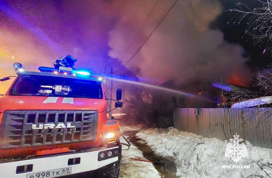 В Твери пожарным удалось локализовать возгорание в жилом доме