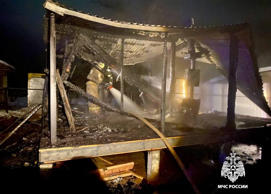 Бытовка сгорела дотла в деревне под Тверью