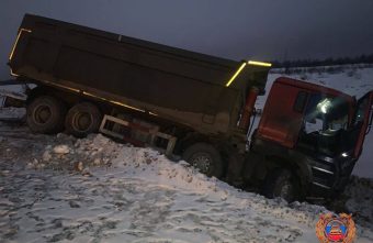 В Тверской области самосвал и Газель оказались в кювете после столкновения В Тверской области самосвал и Газель оказались в кювете после столкновения