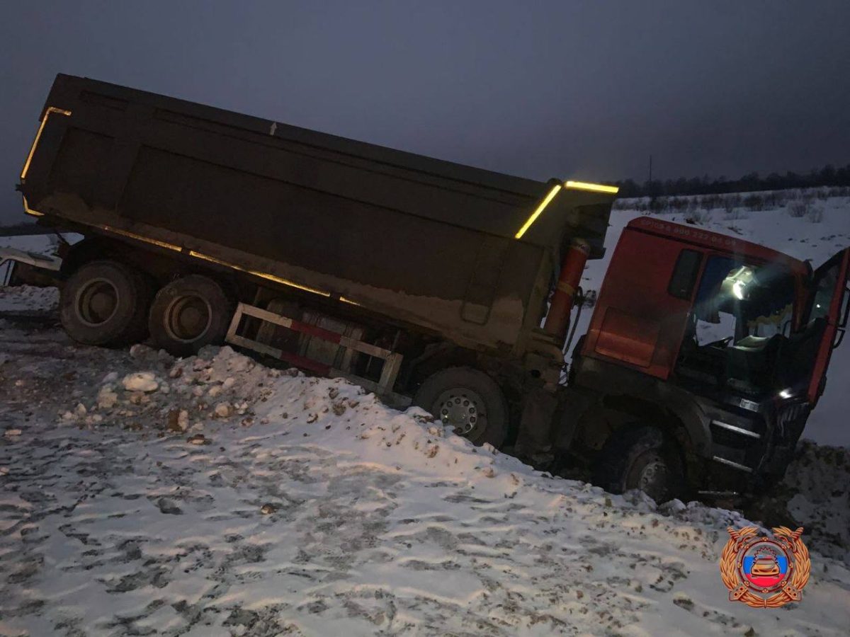 В Тверской области самосвал и Газель оказались в кювете после столкновения В Тверской области самосвал и Газель оказались в кювете после столкновения