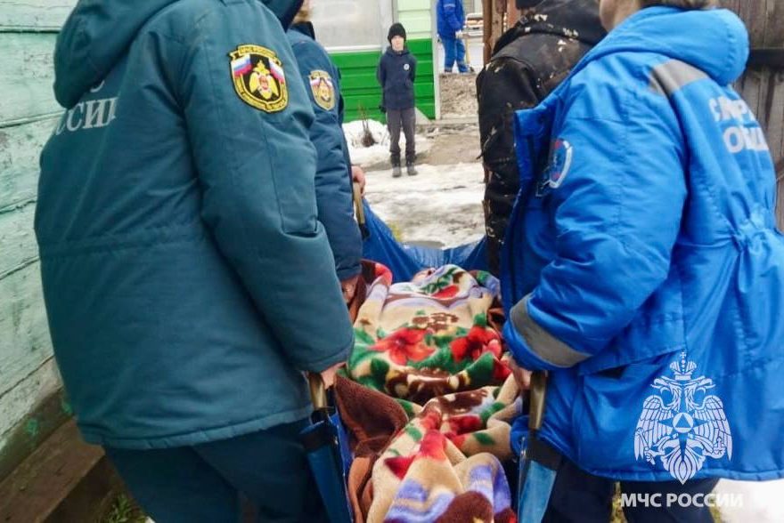 В Тверской области спасатели помогли медикам спасти женщину В Тверской области спасатели помогли медикам спасти женщину
