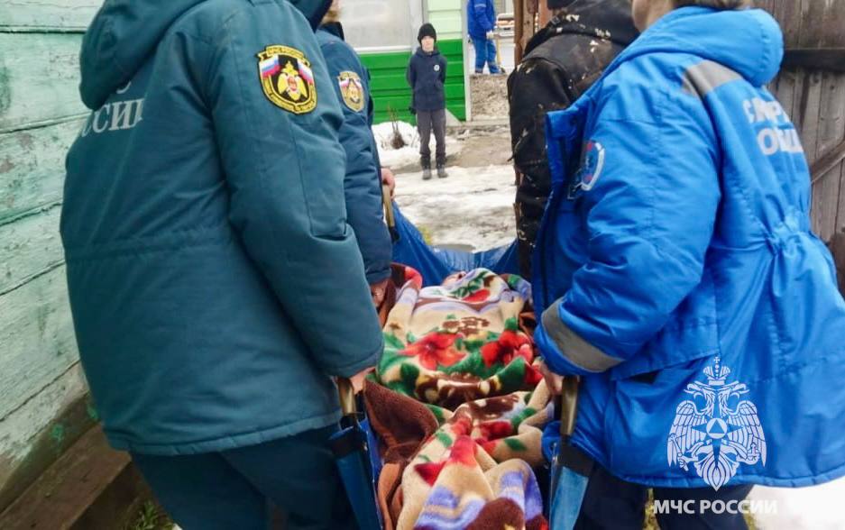 В Тверской области спасатели помогли медикам спасти женщину В Тверской области спасатели помогли медикам спасти женщину