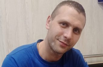 Александра Крайнова, спасшего людей во время атаки БПЛА на Торопец, наградили медалью Александра Крайнова, спасшего людей во время атаки БПЛА на Торопец, наградили медалью