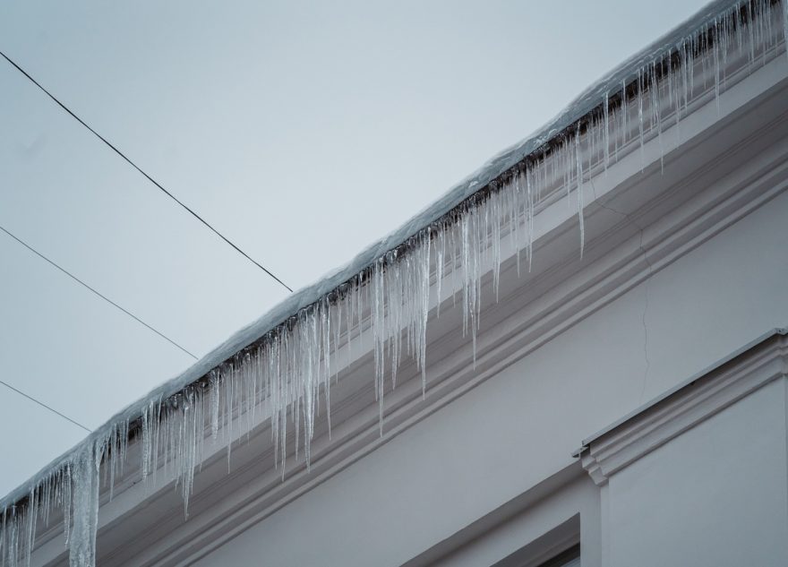 Военные коммунальщики Тверской области своевременно обеспечивают очистку от снега и наледи