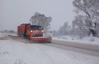 Больше 300 единиц техники расчищают дороги Тверской области