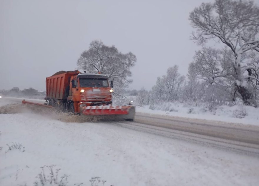 Больше 300 единиц техники расчищают дороги Тверской области