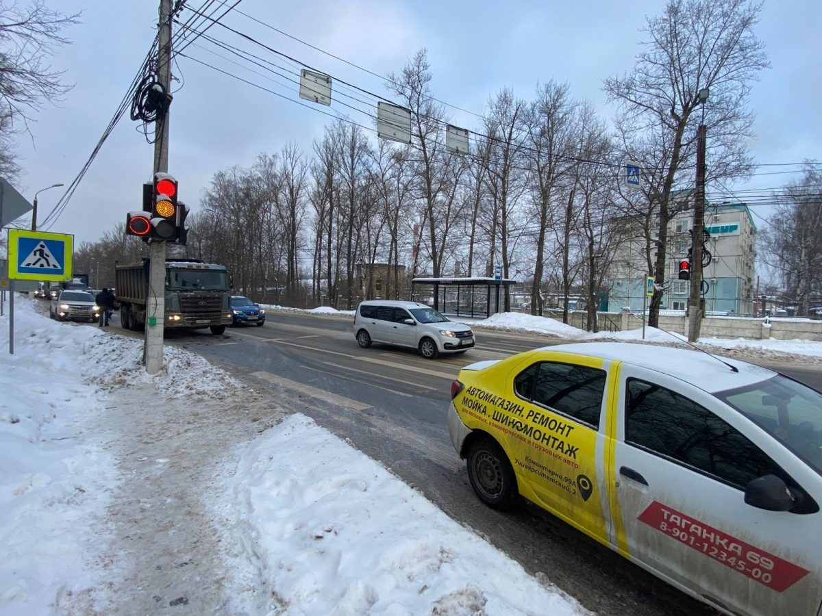 В Твери водителей просят помочь найти видео момента аварии с грузовиком