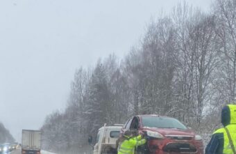 На скользкой трассе в Тверской области произошло очередное ДТП На скользкой трассе в Тверской области произошло очередное ДТП