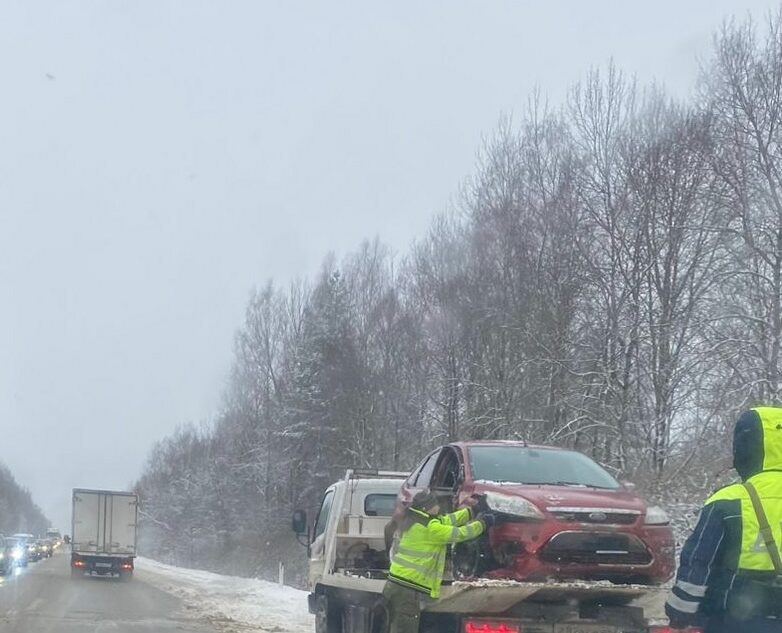 На скользкой трассе в Тверской области произошло очередное ДТП На скользкой трассе в Тверской области произошло очередное ДТП