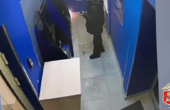 Сотрудники банка поймали поджигателя банкомата в Тверской области Сотрудники банка поймали поджигателя банкомата в Тверской области