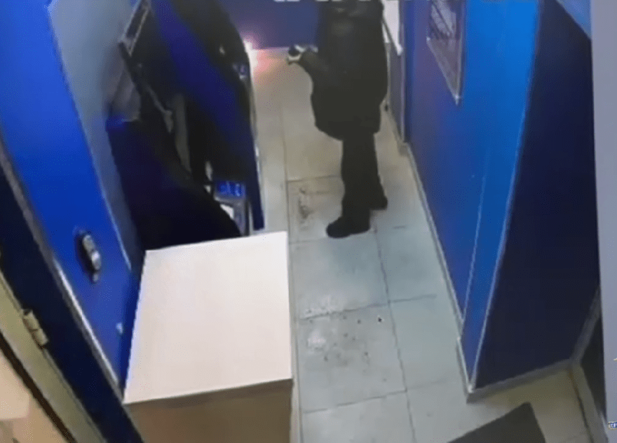 Сотрудники банка поймали поджигателя банкомата в Тверской области Сотрудники банка поймали поджигателя банкомата в Тверской области