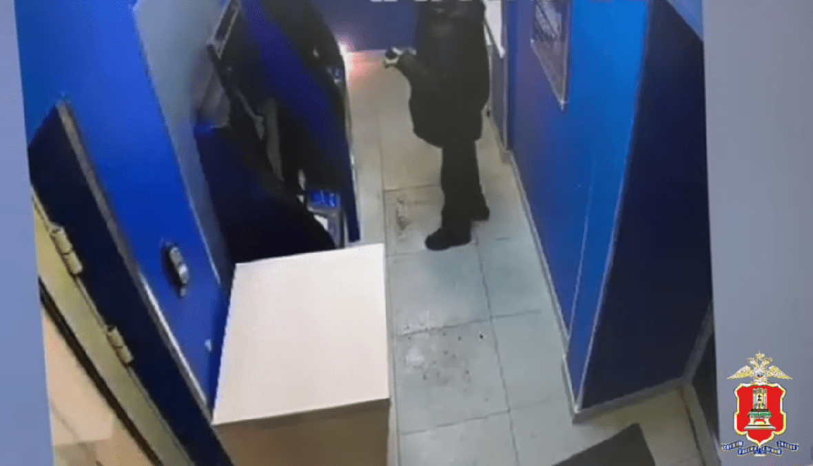 Сотрудники банка поймали поджигателя банкомата в Тверской области Сотрудники банка поймали поджигателя банкомата в Тверской области