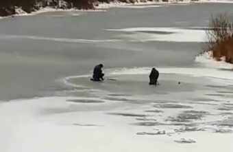 В Тверской области рыбаки уже начали рисковать жизнями, выходя на тонкий лед