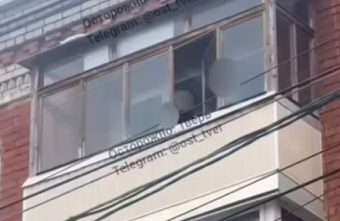 В Твери малолетние дети кидаются петардами в прохожих В Твери малолетние дети кидаются петардами в прохожих