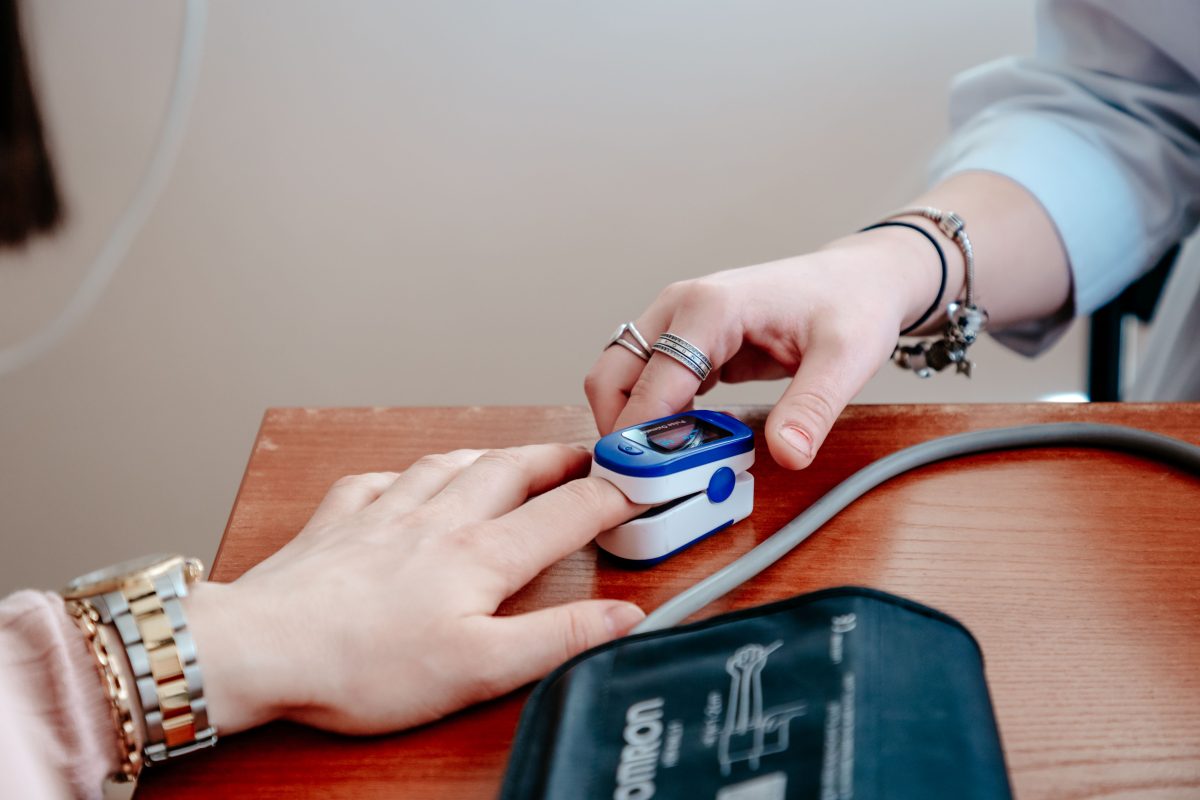 Врач рассказала, можно ли ходить в кроссовках теплой зимой