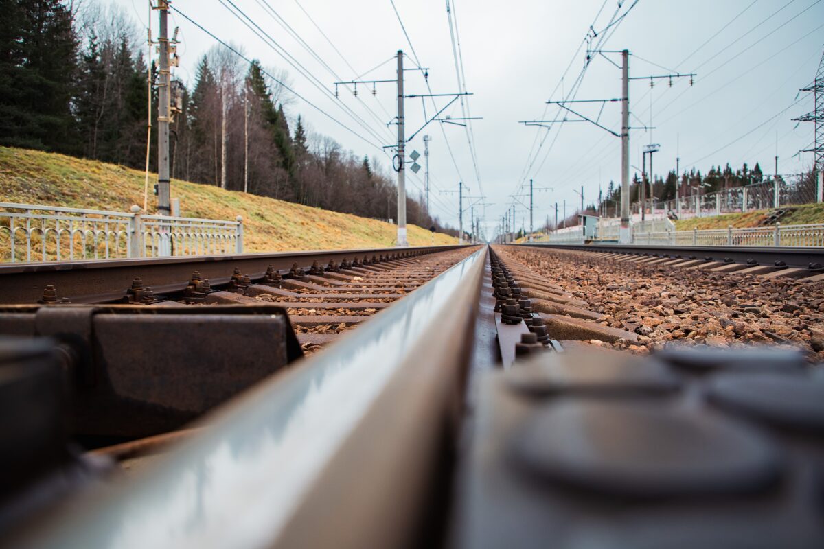 Пожилой мужчина погиб под колёсами грузового поезда в Тверской области