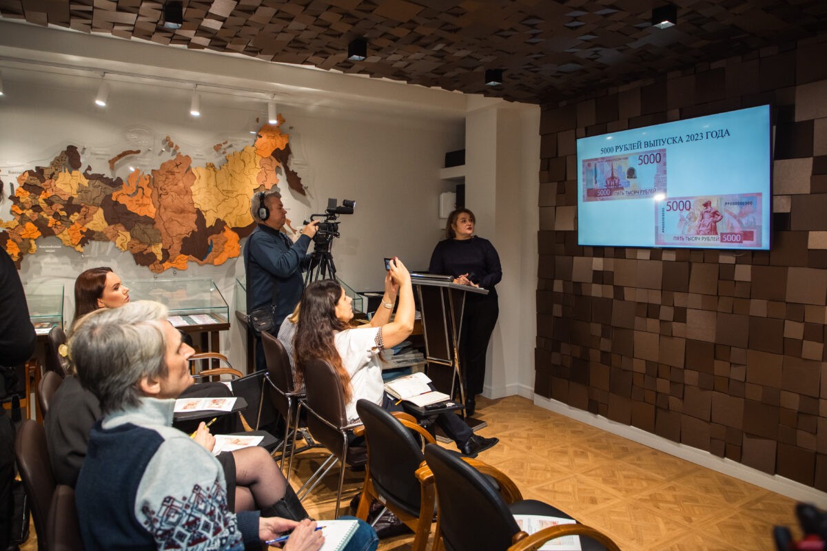 В Тверской области появились новые пятитысячные купюры