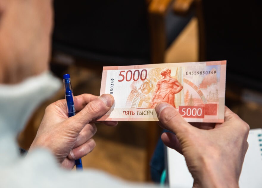 В Тверской области появились новые пятитысячные купюры