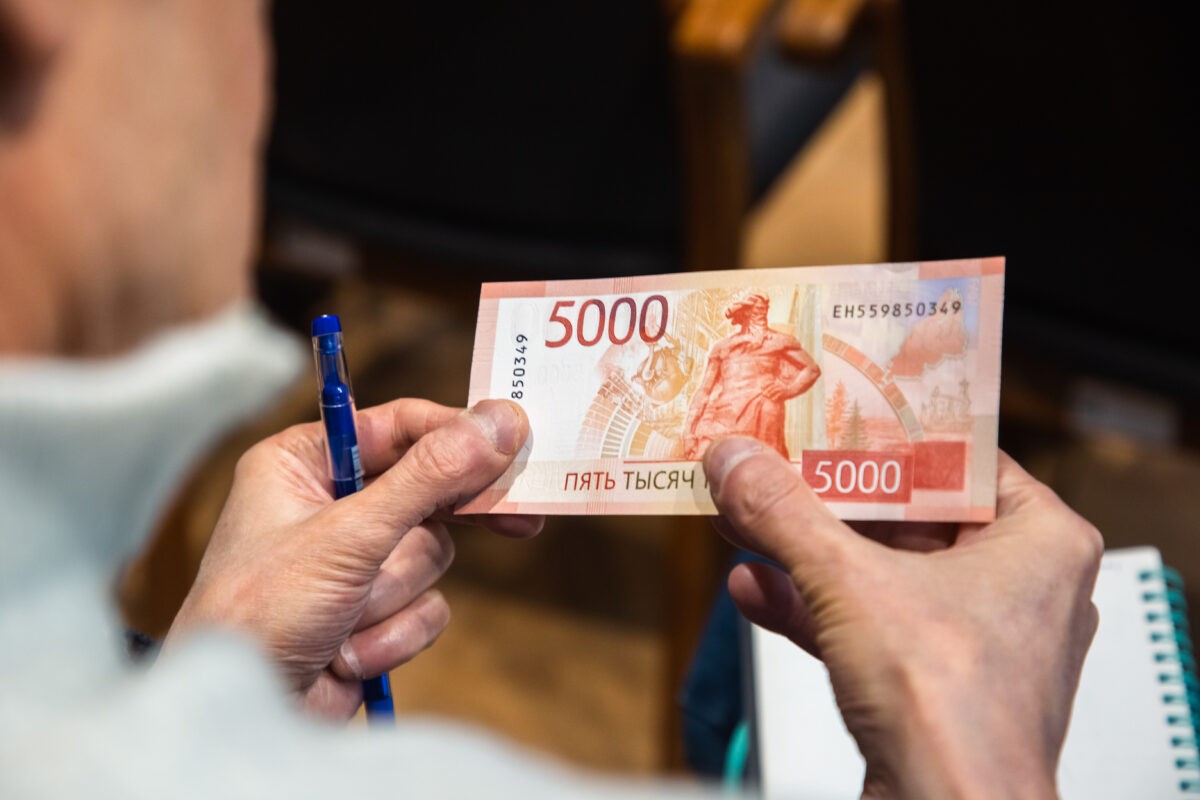 В Тверской области появились новые пятитысячные купюры