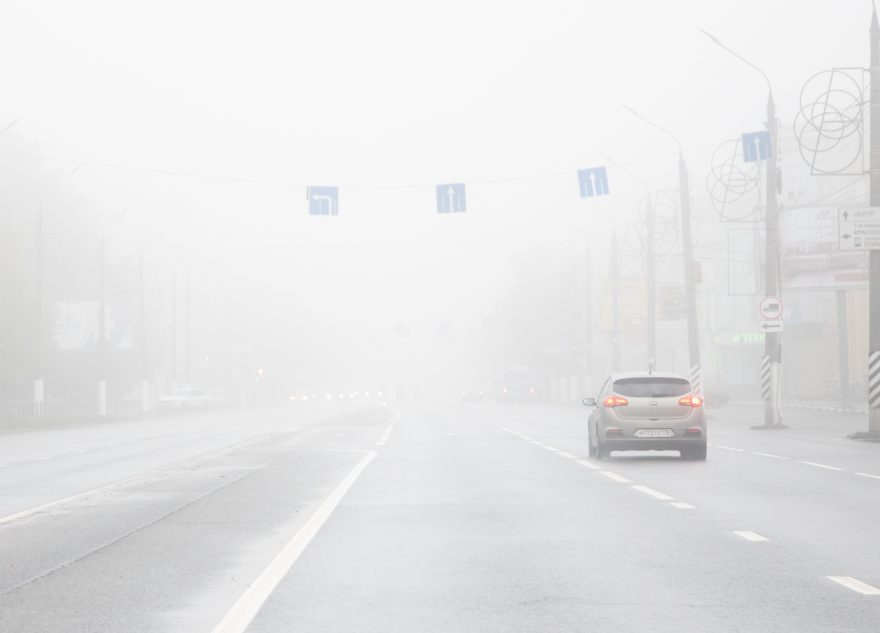МЧС напомнило водителям, как не попасться на "уловку" тумана