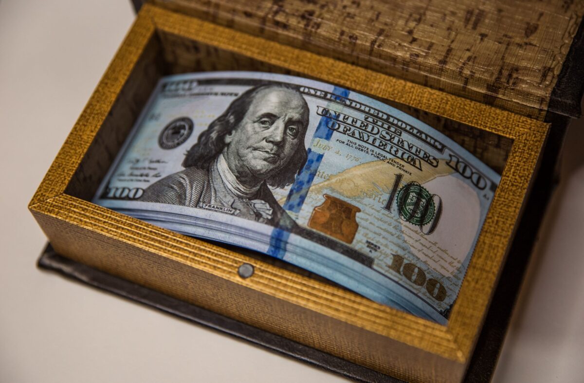 Менять или хранить: эксперт рассказал о курсе доллара в 2025 году