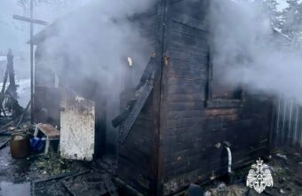 Ночью в Твери пожарные тушили бытовку Ночью в Твери пожарные тушили бытовку