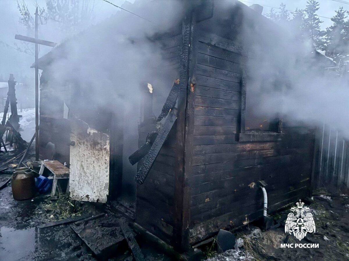 Ночью в Твери пожарные тушили бытовку