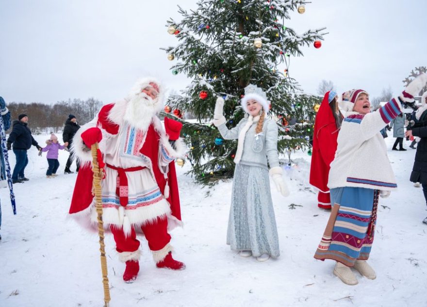 Деды Морозы примчали в Лихославльский округ и всех околдовали