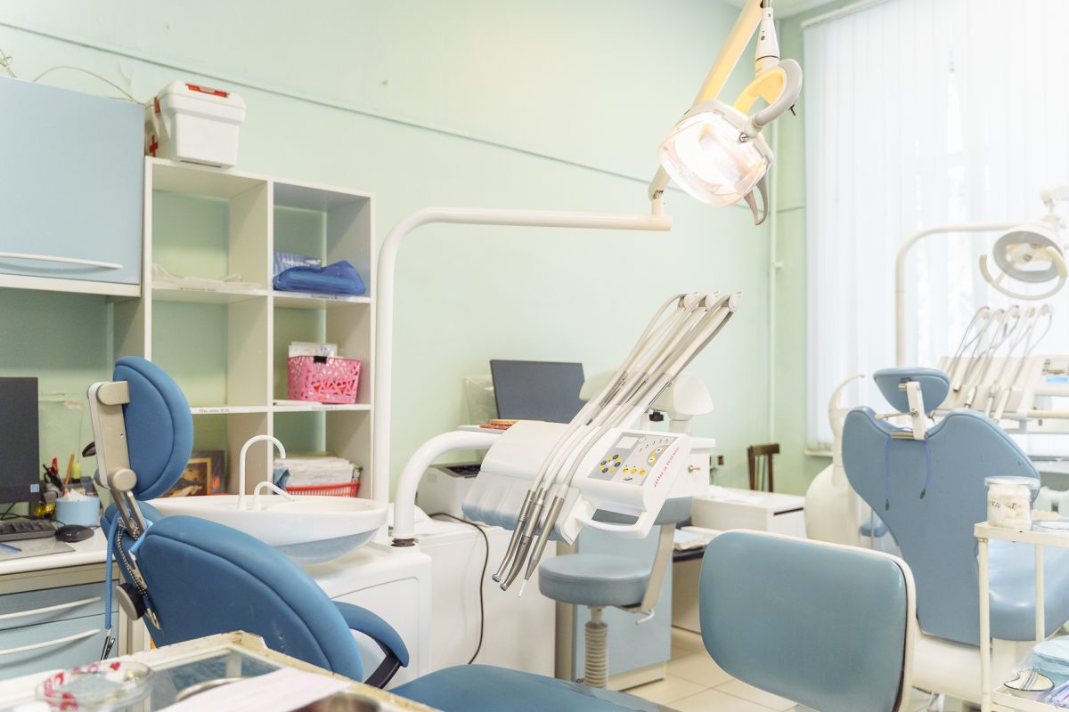 Врач рассказала, как уберечь здоровье зубов во время застолья