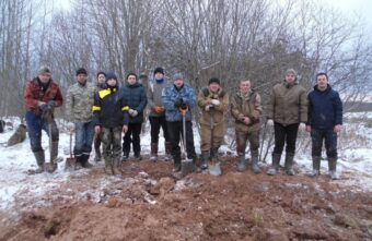 В Тверской области школьники и поисковики обнаружили останки двух красноармейцев В Тверской области школьники и поисковики обнаружили останки двух красноармейцев