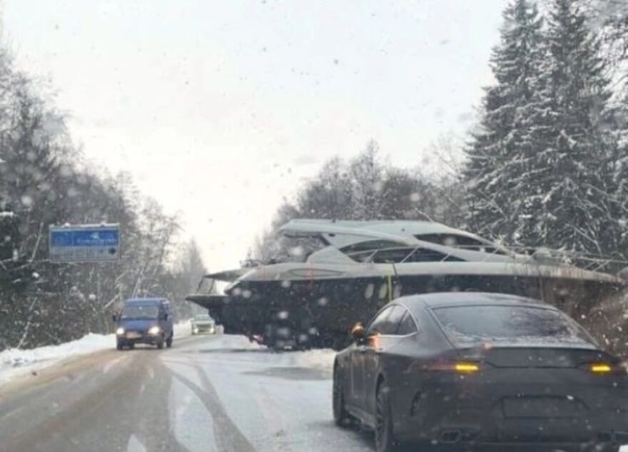 Автобус столкнулся с яхтой в Тверской области