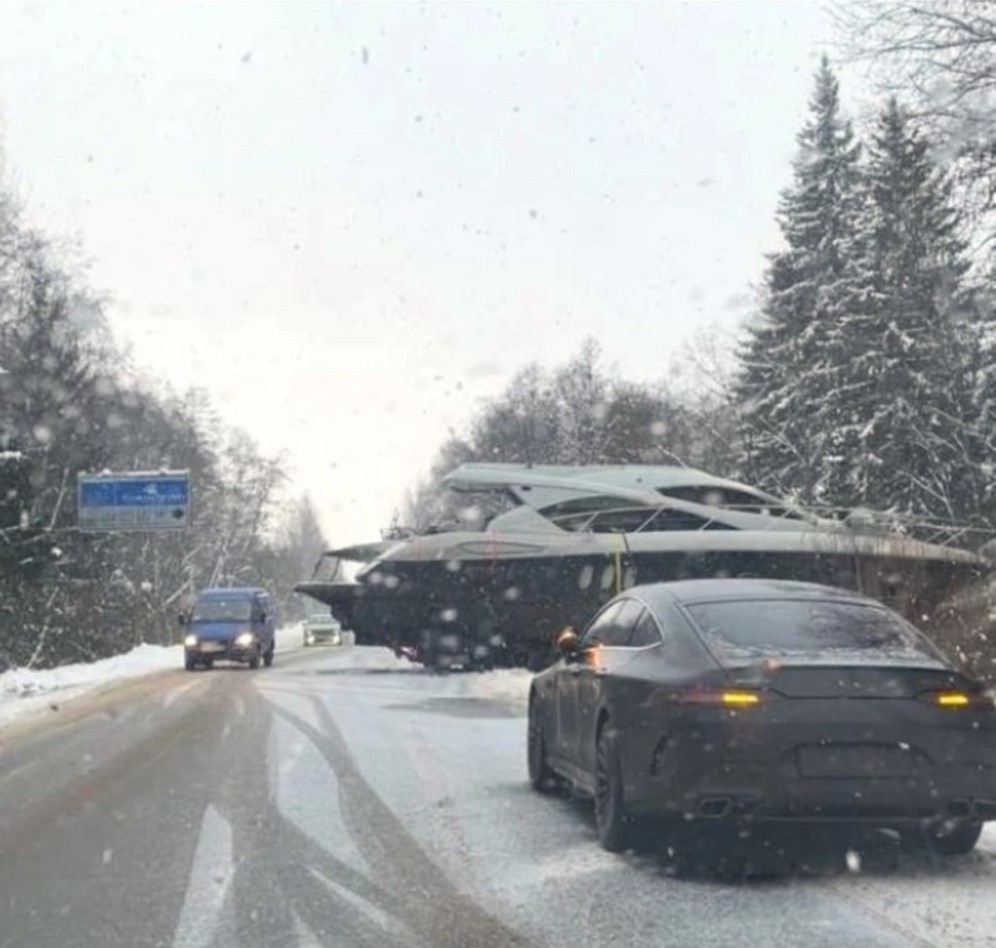 Автобус столкнулся с яхтой в Тверской области