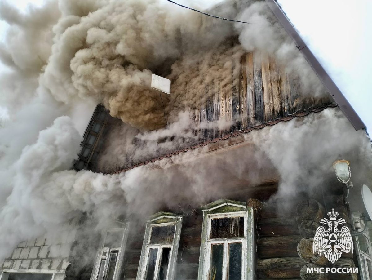 Пожар в жилом доме в Тверской области тушили почти два часа