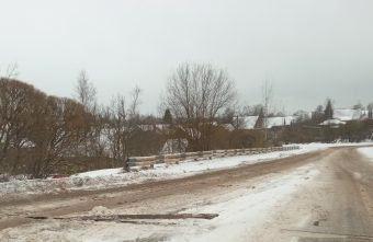 В Тверской области у моста расходятся плиты