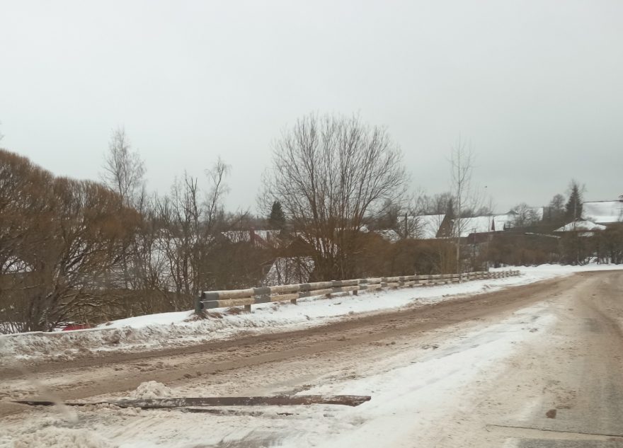 В Тверской области у моста расходятся плиты