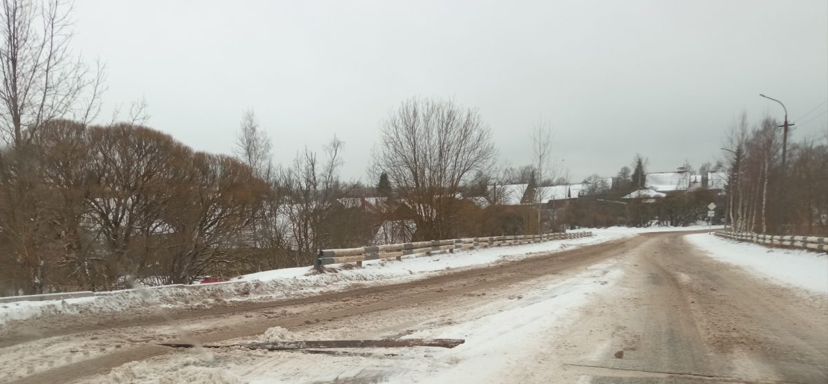 В Тверской области у моста расходятся плиты