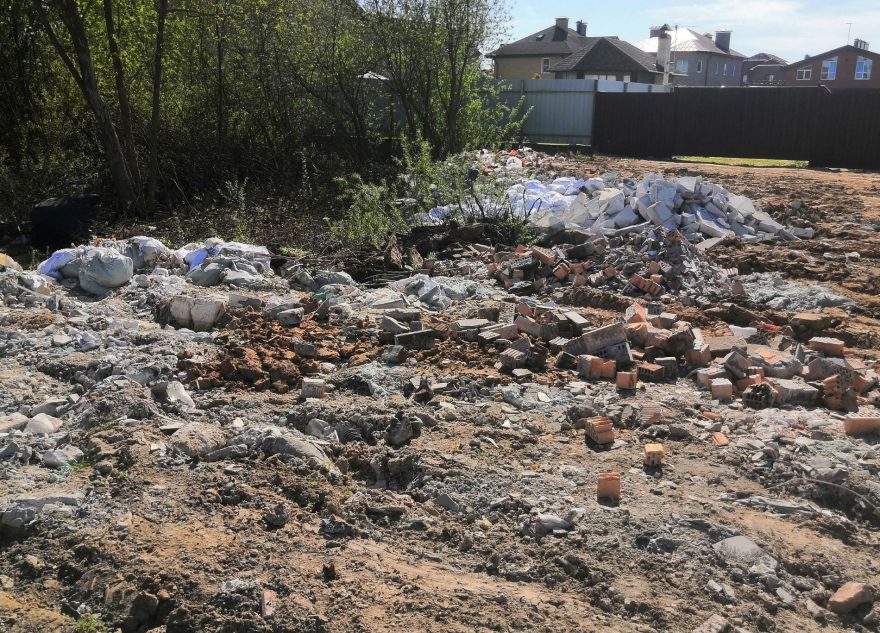 Житель Твери чуть не забетонировал участок в переулке Радостный