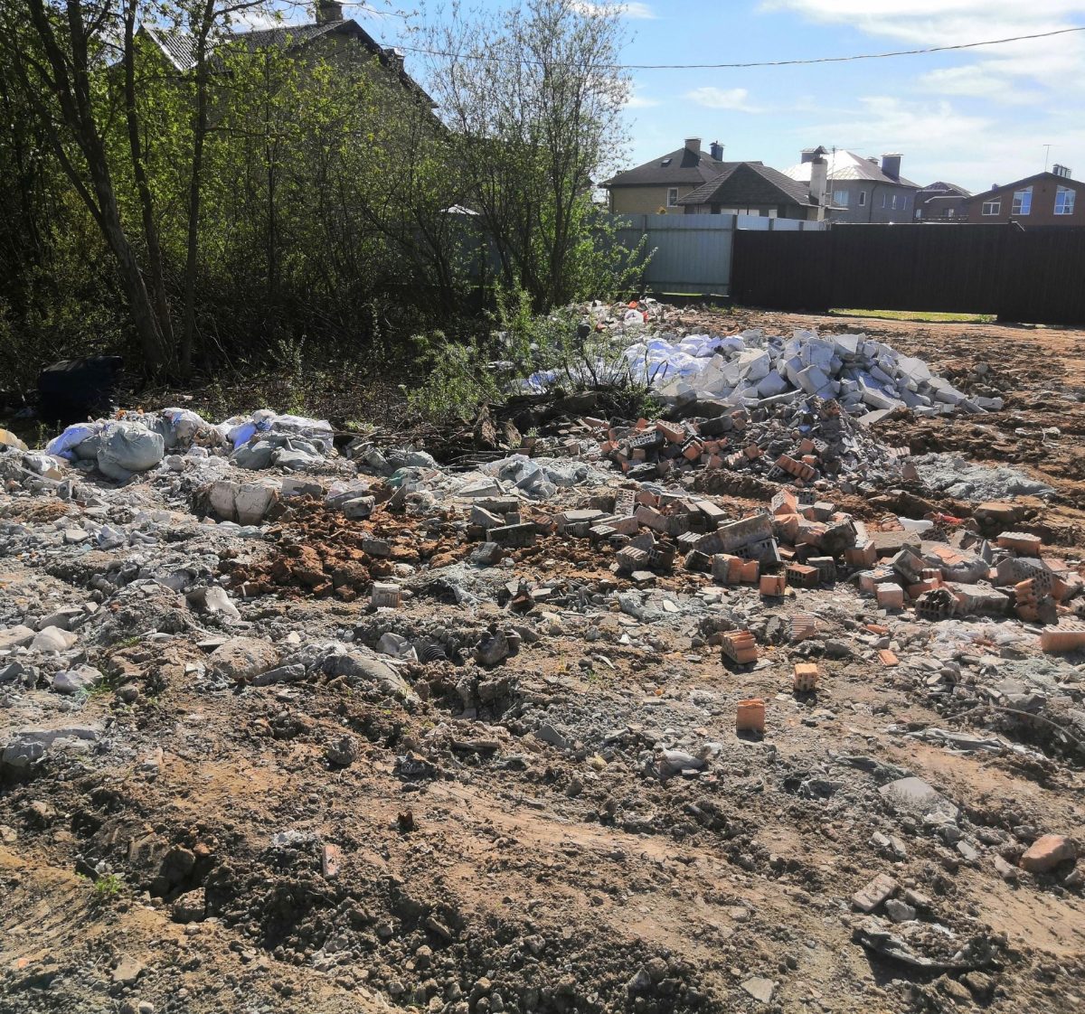 Житель Твери чуть не забетонировал участок в переулке Радостный