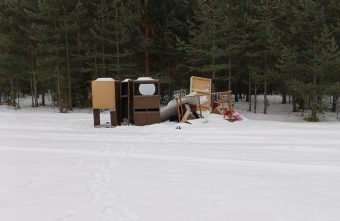 В лесу Тверской области обнаружили мебельный склад В лесу Тверской области обнаружили мебельный склад