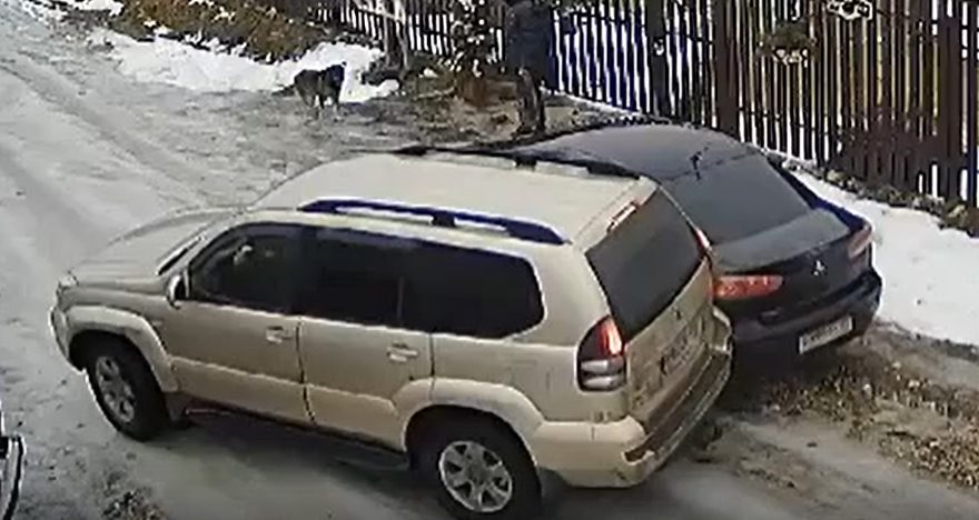Сильный гололед стал причиной столкновения внедорожника с легковушкой под Тверью Сильный гололед стал причиной столкновения внедорожника с легковушкой под Тверью