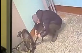 В Тверской области мужчина, не стесняясь камер, украл велосипед