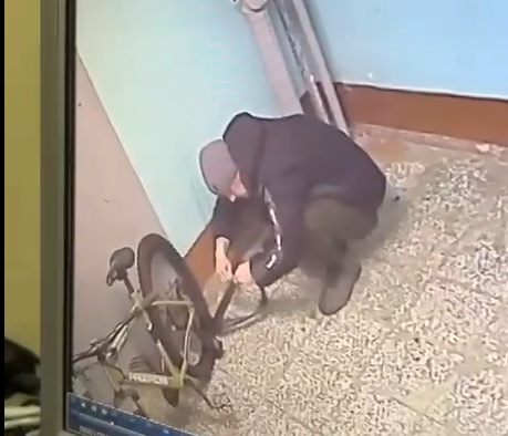 В Тверской области мужчина, не стесняясь камер, украл велосипед В Тверской области мужчина, не стесняясь камер, украл велосипед