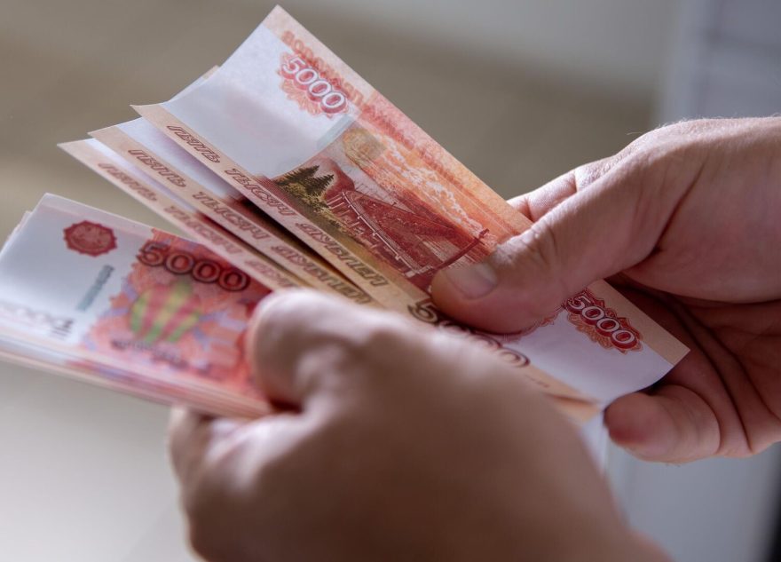 Юрист рассказала, у кого зарплата в январе будет меньше