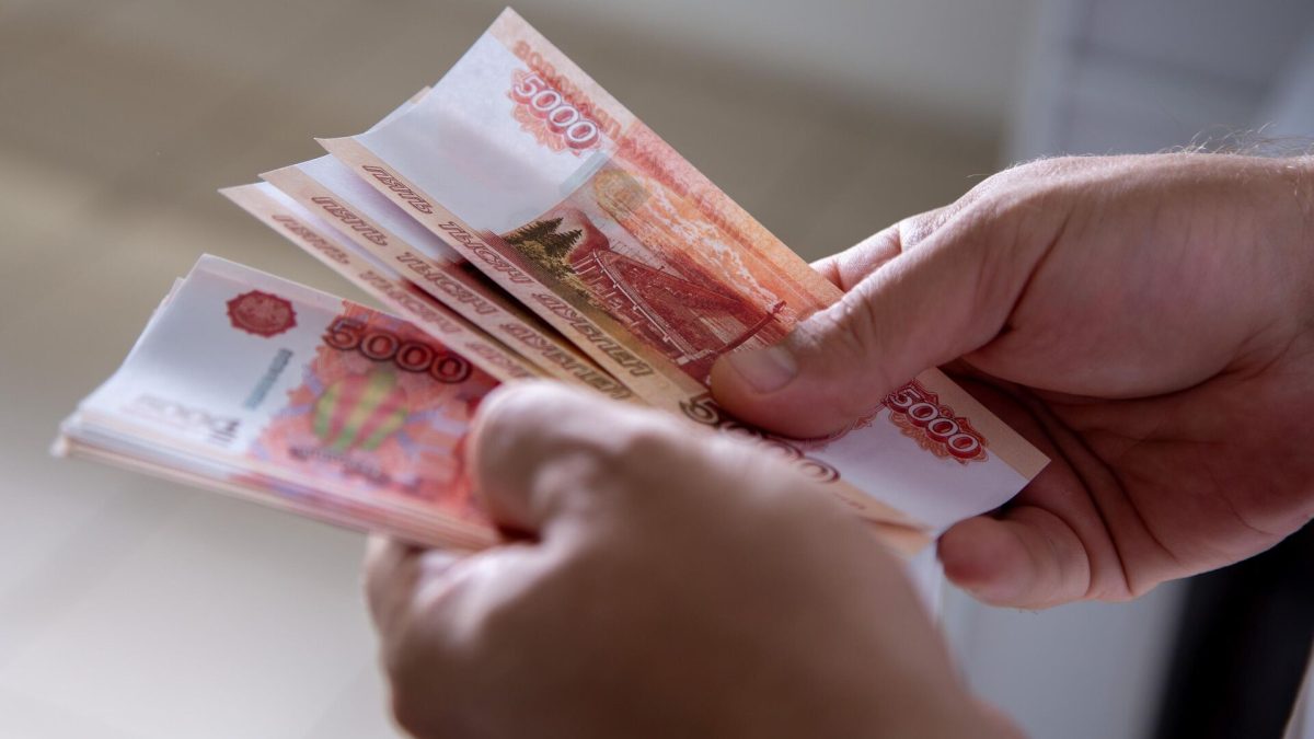 Юрист рассказала, у кого зарплата в январе будет меньше