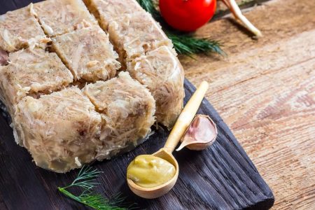 Врач назвал допустимую порцию холодца