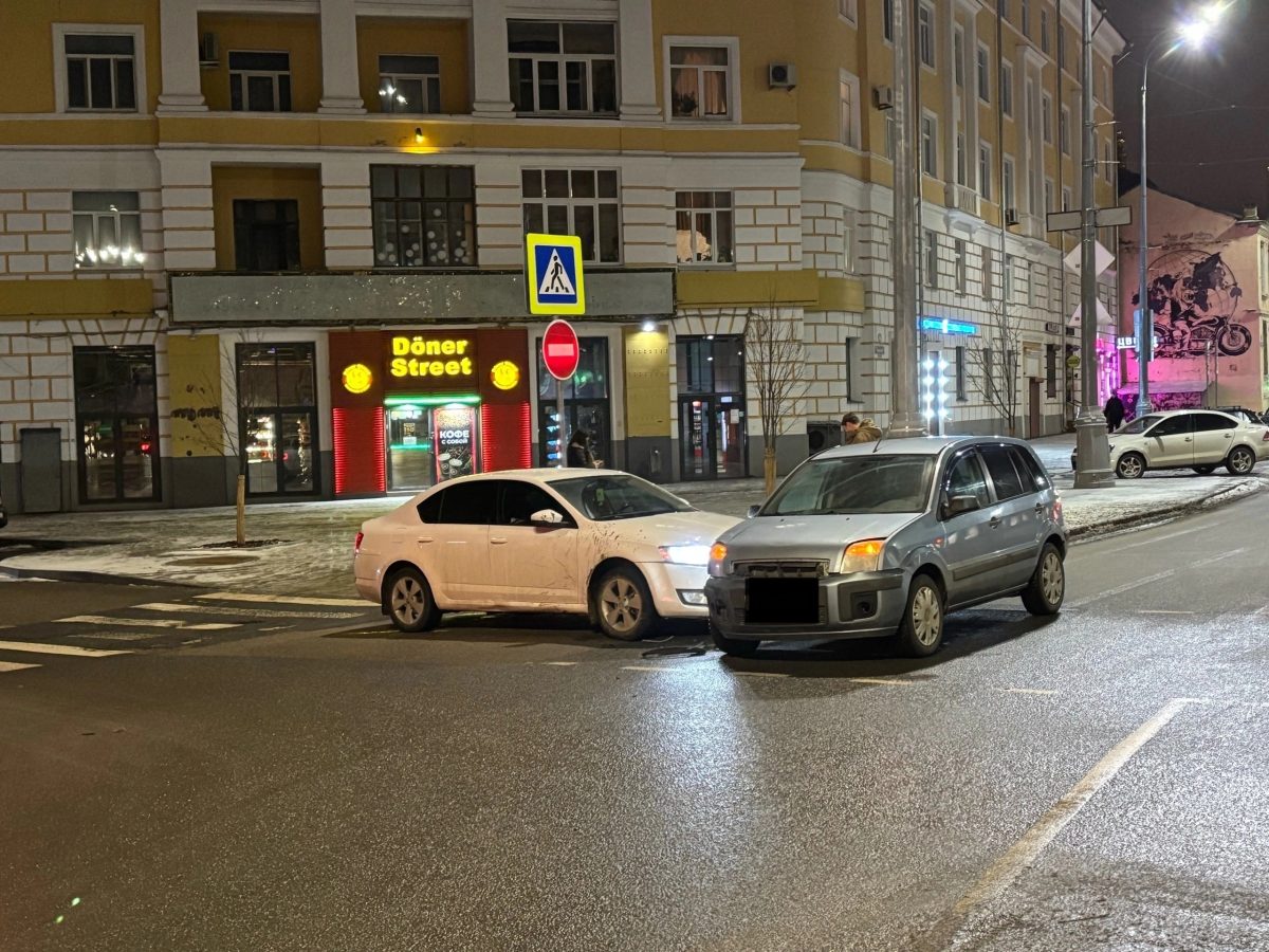 Под мостом в центре Твери столкнулись две иномарки