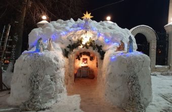В Тверской области в честь Рождества построили вертеп из снега В Тверской области в честь Рождества построили вертеп из снега