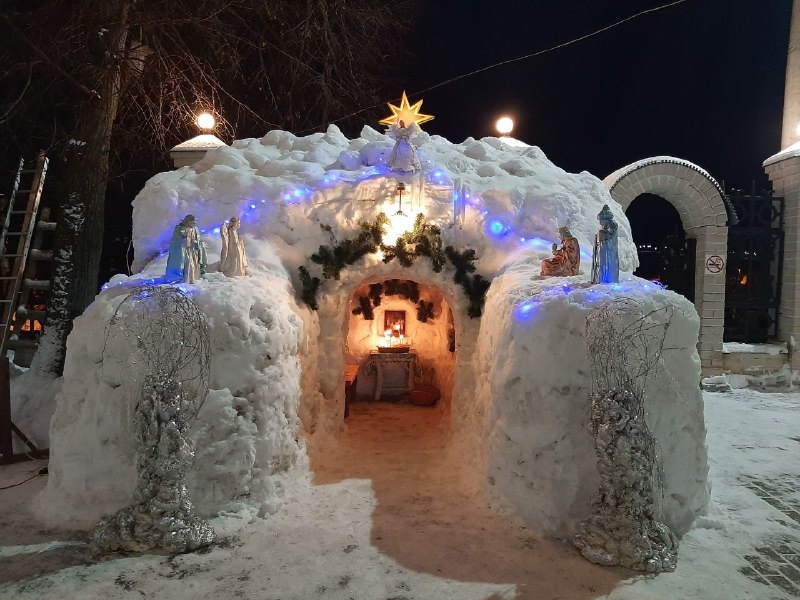 В Тверской области в честь Рождества построили вертеп из снега