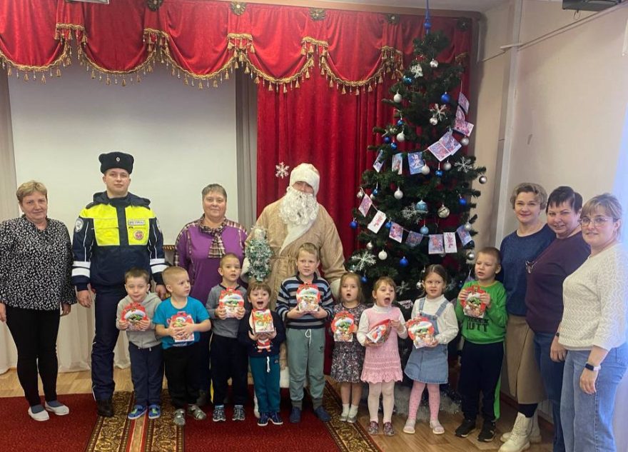 Осташковские полицейские присоединились к всероссийской акции «Полицейский Дед Мороз»
